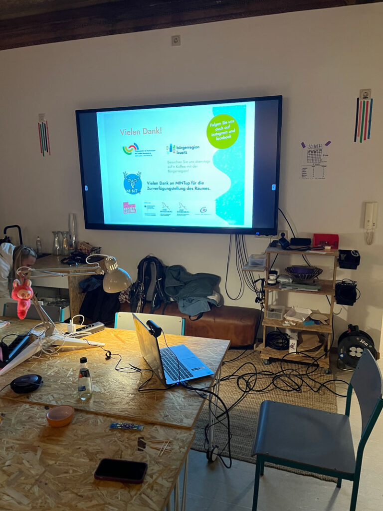 Präsentationsbildschirm und Arbeitstisch