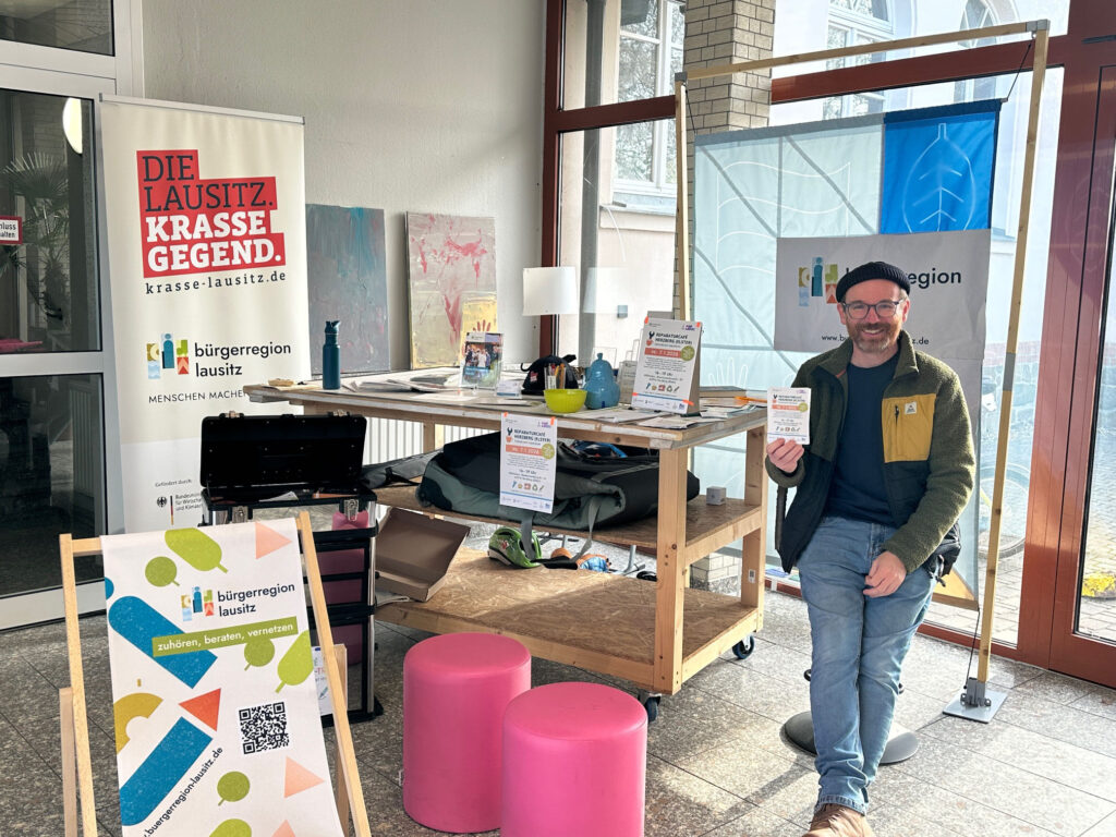 Markus Wegner am Stand der Bürgerregion Lausitz mit Flyern und Materialien zum Strukturwandel