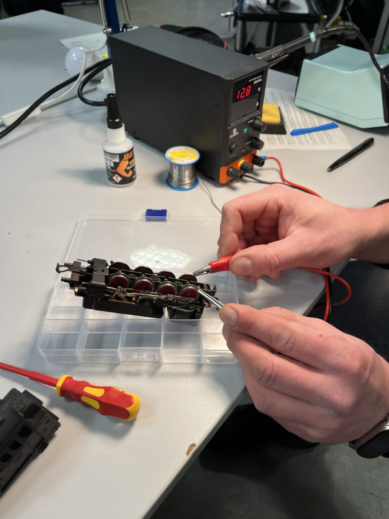 Eine DDR-Modelleisenbahnlokomotive wird repariert