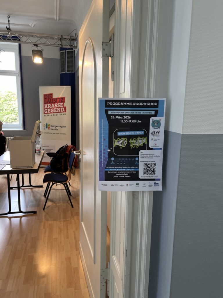 Blick in den Veranstaltungsraum. Zu sehen ist der Flyer der Veranstaltung und ein Roll der Bürgerregion Lausitz und Krasse Lausitz