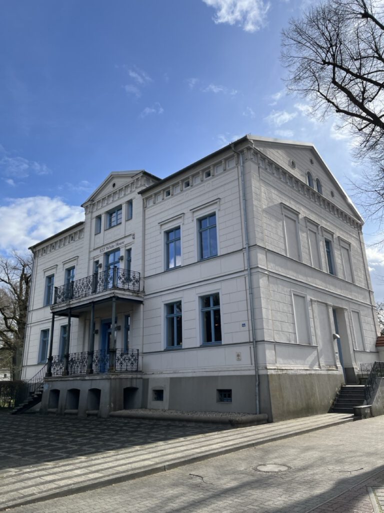 Weißes Villengebäude von außen in dem das Freizeitzentrum Finsterwalde – FZZ untergebracht ist