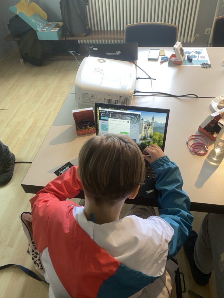 Ein Kind von oben beim Programmieren des Microcontrollers